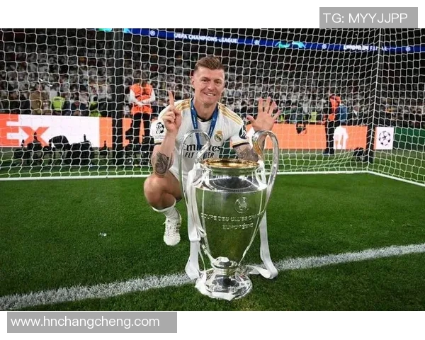 克罗斯领衔皇马新篇章展现足球艺术与团队精神的完美结合