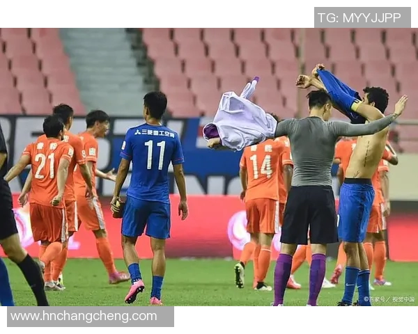 杜迪兰治与华沙的激烈对决揭示了足球战术的魅力与球队实力的较量 杜迪兰治与华沙的激烈对决揭示了足球战术的魅力与球队实力的较量